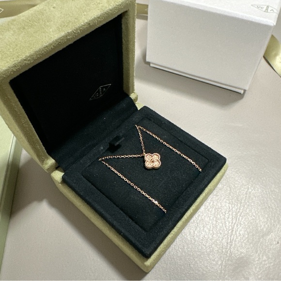 Van Cleef & Arpels Sweet Alhambra pendant - Picture 1 of 15